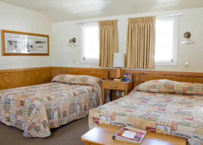 Hotel Yellowstone & - Inside The Park Lake