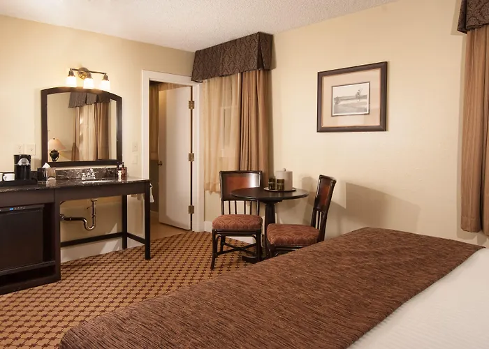 Hotel Yellowstone & - Inside The Park Lake